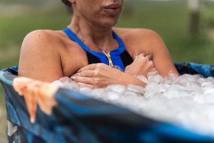 Archivo - Atleta tomando un baño de hielo para la recuperación muscular tras el entrenamiento.