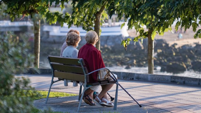 Archivo - Mujeres mayores sentadas en un banco de un parque.