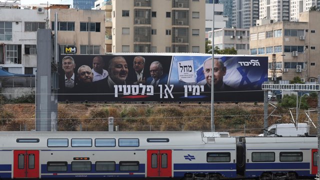 Un cartel electoral en Tel Aviv de cara a las elecciones del 27 de octubre en Israel