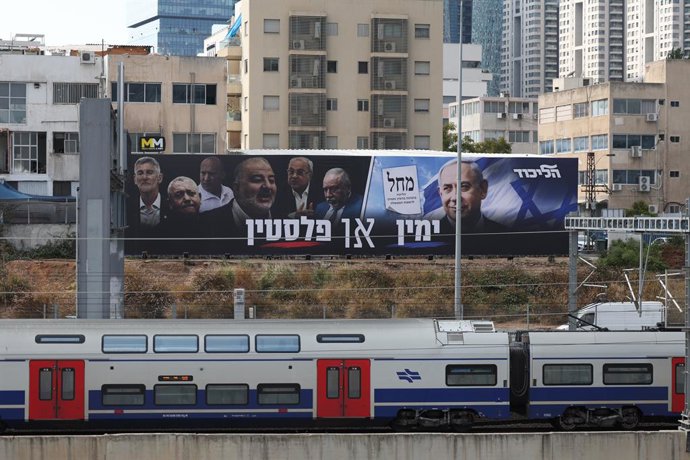 21 de outubro de 2026, Israel, Tel Aviv: Um cartaz de campanha eleitoral exibindo o primeiro-ministro de Israel, Benjamin (R) Netanyahu, líder do partido Likud, e uma fileira de proeminentes líderes políticos palestinos e figuras da oposição em Israel. Os
