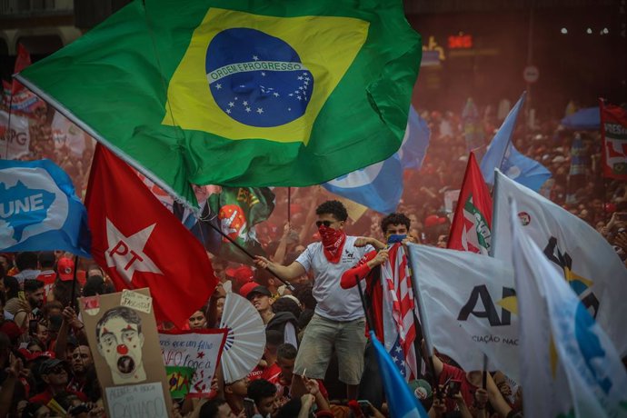 11 de outubro de 2026, Brasil, São Paulo: Estudantes e simpatizantes do presidente brasileiro Luiz Inácio Lula da Silva se manifestam na Avenida Paulista, em São Paulo, contra o candidato à presidência Flávio Bolsonaro e em apoio à reeleição de Lula. A ma