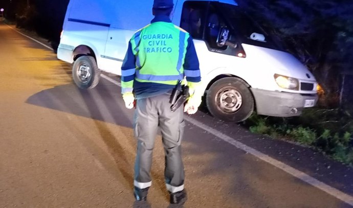 Archivo - Guardia Civil atendiendo una emergencia en carretera.