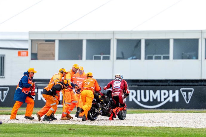 24 de outubro de 2026, Phillip Island, Victoria, Austrália: MARC MARQUEZ #93, da Espanha, da equipe Ducati Lenovo, junto com os comissários de pista, empurram a moto avariada para fora da pista durante o terceiro treino livre no sábado, no Grande Prêmio d
