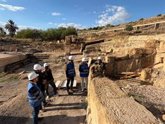 Foto: Fortuna traslada al Museo Arqueológico de Murcia una inscripción romana monumental hallada en los Baños Romanos