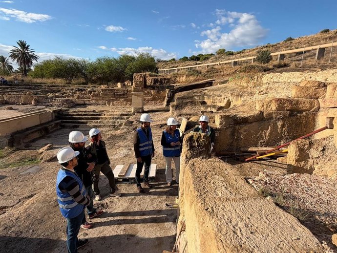 Fortuna traslada al Museo Arqueológico de Murcia una inscripción romana monumental hallada en los Baños Romanos