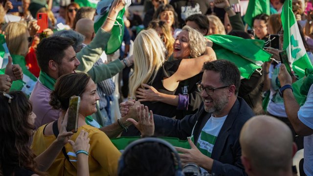 Archivo - Asistentes ondean banderas de Adelante Andalucía en el acto de cierre de campaña celebrado en la capital andaluza.