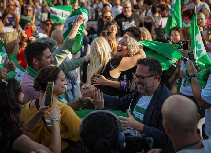 Archivo - Asistentes ondean banderas de Adelante Andalucía en el acto de cierre de campaña celebrado en la capital andaluza. 