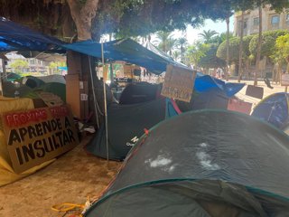 Tiendas de campaña y las lonas instaladas en la Plaza Circular de Almería durante la acampada por el derecho a la vivienda.