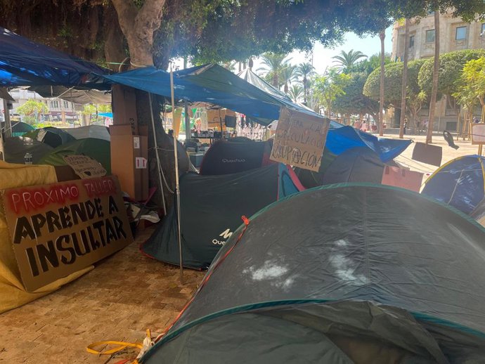 Tiendas de campaña y las lonas instaladas en la Plaza Circular de Almería durante la acampada por el derecho a la vivienda.