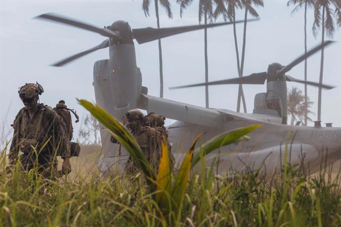 Archivo - April 23, 2025 - Rizal, Philippines - U.S. Marines with 2nd Battalion, 1st Marine Regiment, Marine Rotational Force Darwin 25.3 disembark an MV-22B Osprey with Marine Medium Tiltrotor Squadron 364 during an air insert from Puerto Princesa, Palaw