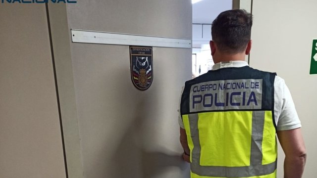 Archivo - Un agente de la Unidad de Atención a la Familia y Mujer de la Policía Nacional.