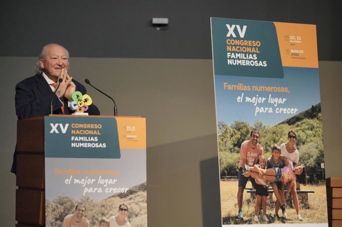 El presidente y fundador de la Fundación Madrina recibe el Premio Familia Numerosa 'José Ramón Losana', a 10 de octubre de 2026 en Badajoz.