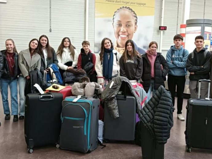 Alumnos que han participado este año en el programa Cruzando Fronteras, antes de emprender su viaje.
