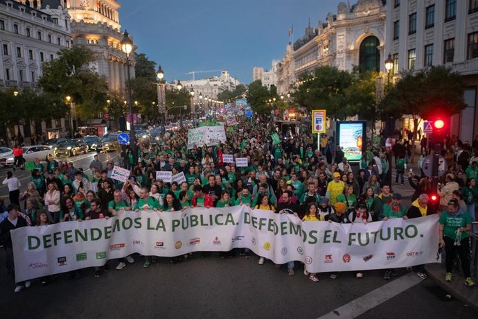 Cientos de personas con pancartas durante una manifestación por la huelga educativa