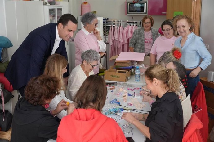 El presidente de la Diputación de Jaén, Juan Latorre, visita a la Asociación Jiennense de Cáncer de Mama.