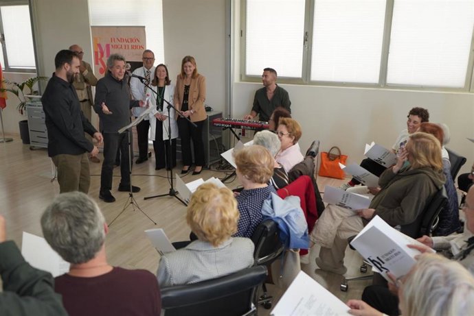 Acto del 'Coro de Rock y Memoria' con la presencia del cantante Miguel Ríos.