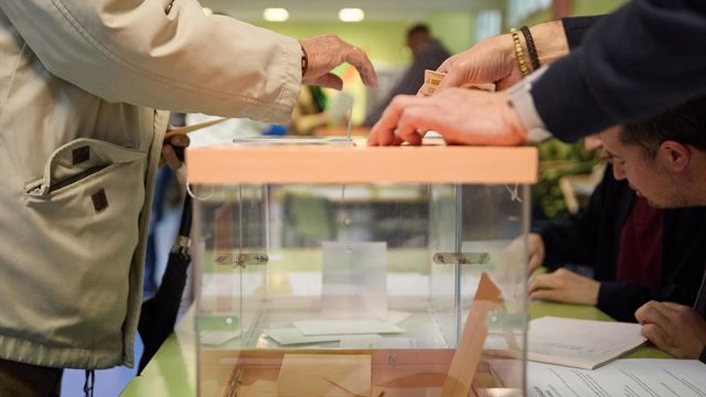 Archivo - Imagen de archivo de una persona votando en un colegio electoral.