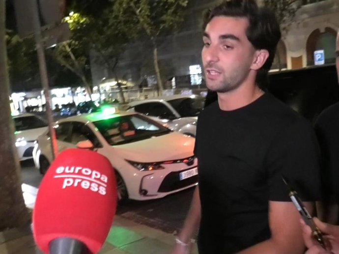 Ferran Torres, cercano con sus fans, protagoniza una inesperada escena con los seguidores que le esperan en el hotel