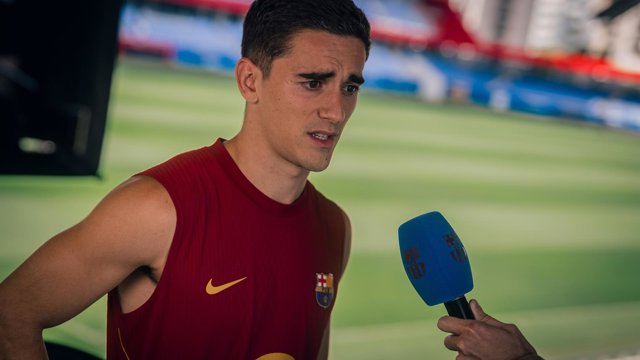 El jugador del FC Barcelona Gavi atiende a los medios del club