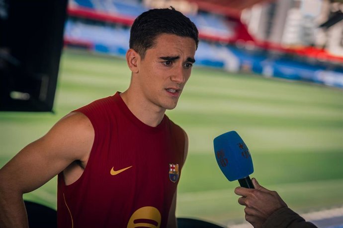El jugador del FC Barcelona Gavi atiende a los medios del club
