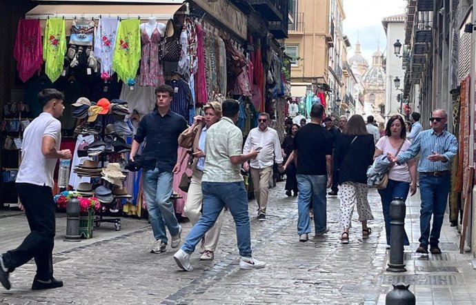 Varias personas caminan por una zona del centro de la ciudad de Granada.