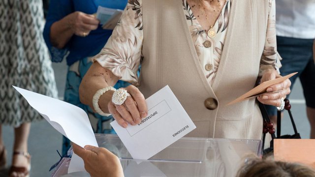 Archivo - Una persona ejerce su derecho a voto durante las elecciones generales, en el Colegio Ramiro de Maeztu, a 23 de julio de 2023, en Madrid (España).