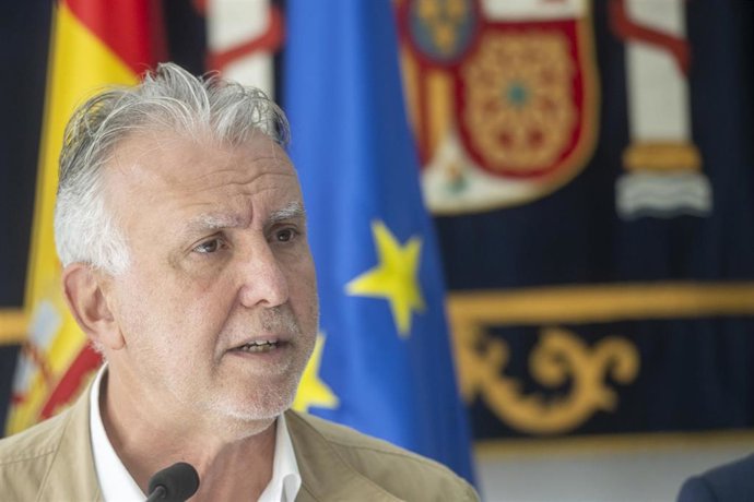 El ministro de Política Territorial y Memoria Democrática, Ángel Víctor Torres (i), durante la reunión del Comité de Situación de la ciudad autónoma, en la Delegación del Gobierno, a 30 de septiembre de 2026, en Ceuta (España). Torres ha anunciado que el 