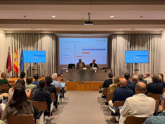 El director de Ordenación del Territorio y Arquitectura, Javier Rollán, durante la jornada técnica dirigida a arquitectos, aparejadores, ingenieros industriales e ingenieros técnicos industriales sobre las medidas del Decreto-ley de Vivienda Asequible