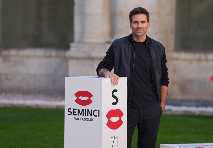 El cineasta italiano Andrea Pallaoro en la Foto del Día de la segunda jornada de la 71 Seminci.