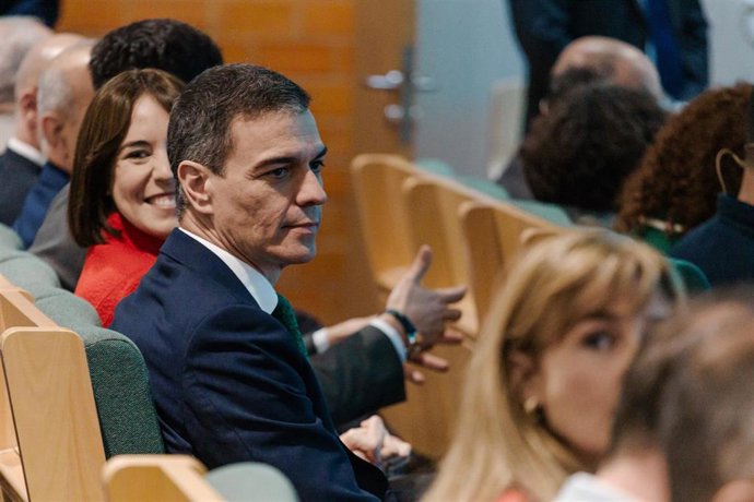 Archivo - El presidente del Gobierno, Pedro Sánchez y la ministra de Universidades, Diana Morant, en imagen de archivo. 