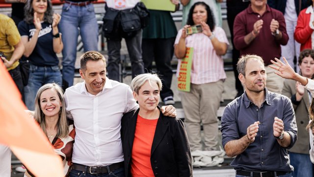 (I-D) La portavoz de Sumar en el Congreso, Verónica Martínez Barbero; el diputado de Más Madrid en la Asamblea, Emilio Delgado; la exalcaldesa de Barcelona Ada Colau