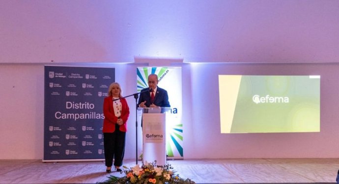La presidenta de la Asociación de Comerciantes de Campanillas, María Suárez Sánchez, junto con el alcalde de Málaga, Francisco de la Torre.