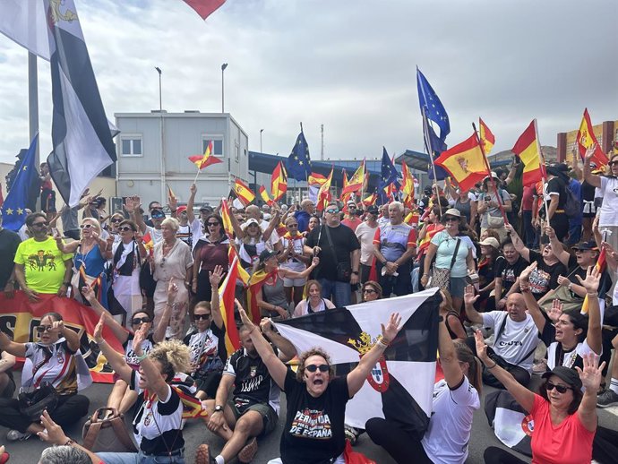 Archivo - Arquivo - Centenas de moradores de Ceuta durante uma manifestação em defesa da identidade espanhola da cidade e de sua fronteira, em 20 de setembro de 2026, em Ceuta (Espanha). Centenas de moradores de Ceuta participaram de uma marcha organizada
