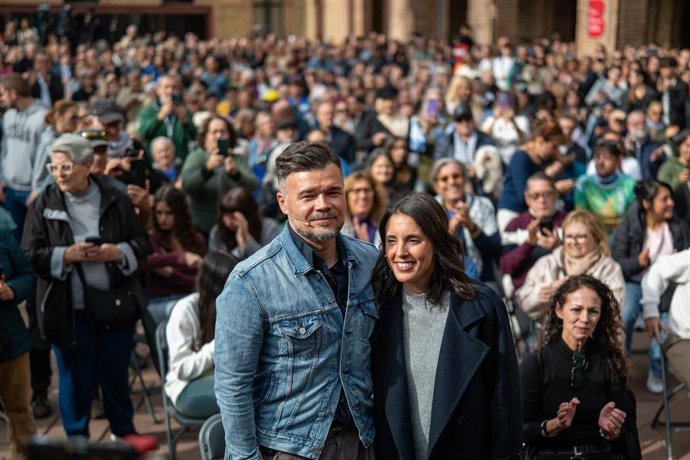 El candidato de ERC a las elecciones generales, Gabriel Rufián, junto a la candidata de Podemos, Irene Montero