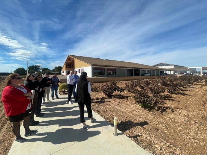 La delegación húngara visita las Bodegas Barahonda de Yecla en el marco del proyecto Interreg Europa Slowdown
