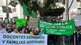 Foto: Centenares de familias protestan frente a la Consejería de Educación en apoyo a la huelga: "¡Zarzalejo, siéntate!"