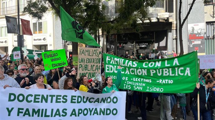 Concentración de familias en apoyo a la huelga educativa