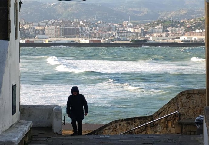 Archivo - Olas en la playa de Getxo