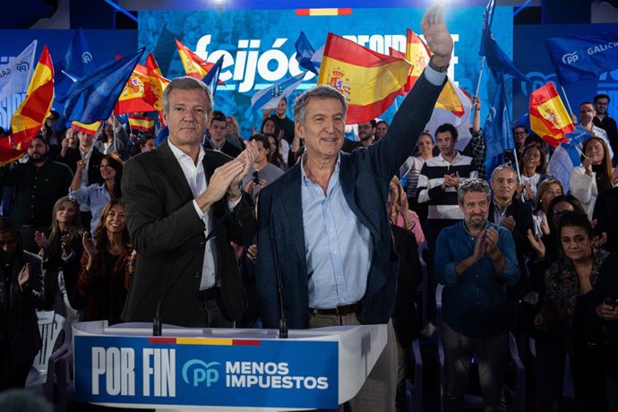 O presidente do Partido Popular, Alberto Núñez Feijóo (à direita), e o presidente da Xunta, Alfonso Rueda (à esquerda), durante um evento público no âmbito da pré-campanha para as eleições gerais de 29 de novembro, na Estação Marítima, em 24 de outubro