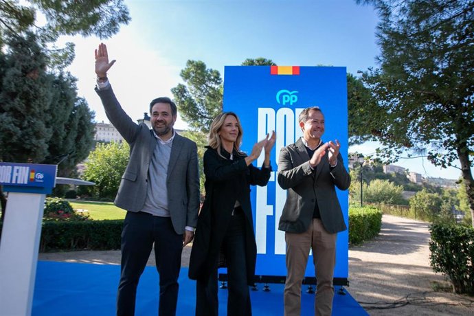 La candidata número 'dos' del PP al Congreso de los Diputados por Madrid, Cayetana Álvarez de Toledo, junto al cabeza de lista al Congreso por Toledo, Carlos Velázquez, y al presidente del PP en Castilla-La Mancha, Paco Núñez.