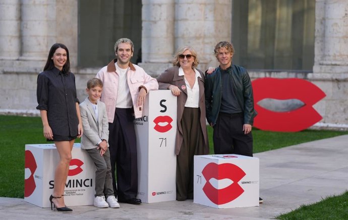 El reparto de 'Una familia', ópera prima de Ricardo Gómez, en la Foto del Día de la segunda jornada de Seminci.