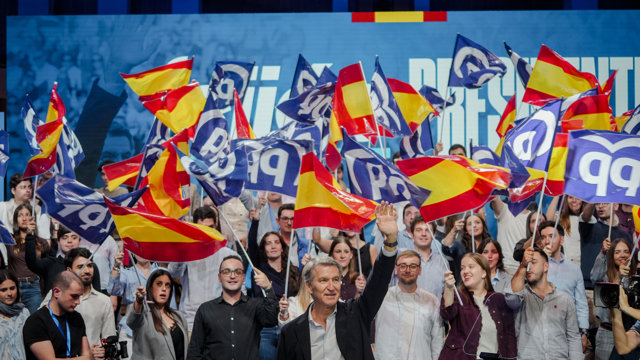 El presidente del Partido Popular, Alberto Núñez Feijóo, interviene durante un acto de precampaña del Partido Popular, en el Palau de les Arts Reina Sofía