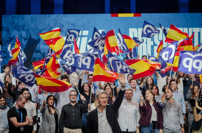 El presidente del Partido Popular, Alberto Núñez Feijóo, interviene durante un acto de precampaña del Partido Popular, en el Palau de les Arts Reina Sofía