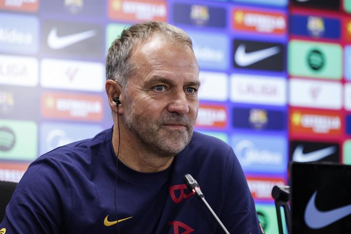 Hansi Flick, técnico do FC Barcelona, participa de sua coletiva de imprensa durante o dia de treino do FC Barcelona, antes da partida da Liga Espanhola, LaLiga EA Sports, contra o Real Madrid CF, na Ciudad Esportiva Joan Gamper, em 24 de outubro de 2026, 