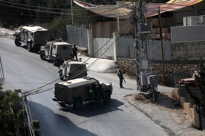 Vehículos militares israelíes derriban una vivienda palestina cerca del lugar de un tiroteo en Hebrón, en el sur de la Cisjordania ocupada