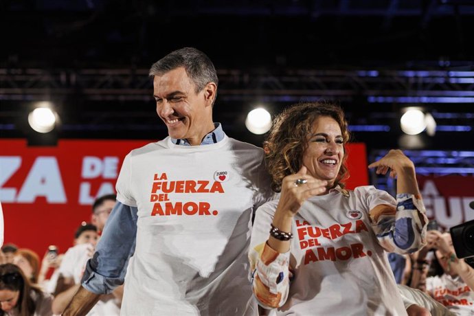 Imagen del secretario general del PSOE y presidente del Gobierno, Pedro Sánchez, y la vicesecretaria general del PSOE y secretaria general del PSOE de Andalucía, María Jesús Montero, en un acto de precampaña en el Palacio de Congresos de Granada.