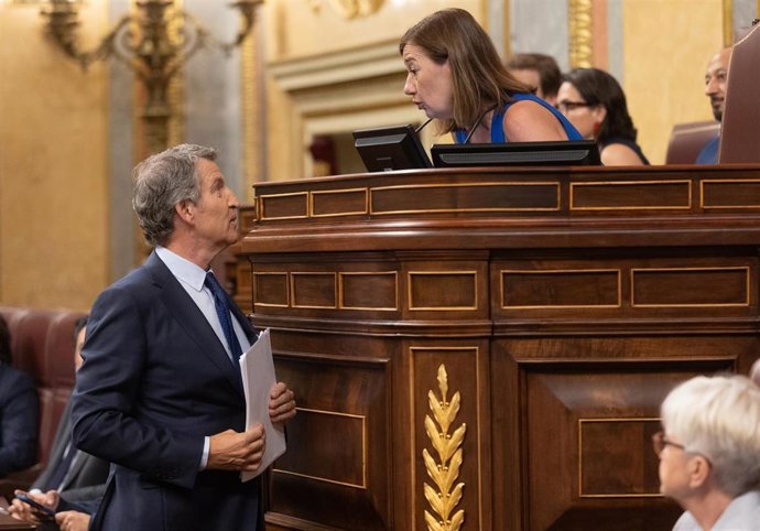 Archivo - El presidente del PP, Alberto Núñez Feijóo y la presidenta del Congreso, Francina Armengol, durante un pleno extraordinario, en el Congreso de los Diputados, a 9 de julio de 2025, en Madrid (España). 