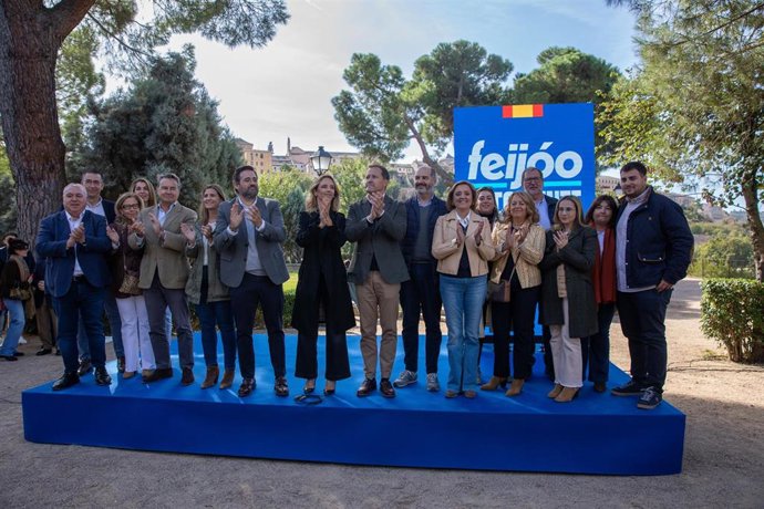 El cabeza de lista del PP por Toledo al Congreso de los Diputados, Carlos Velázquez, junto al presidente regional del PP, Paco Núñez, y la portavoz parlamentaria del partido y número dos del PP por Madrid en el Congreso, Cayetana Álvarez de Toledo.