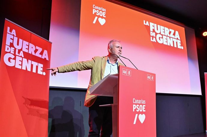 El secretario general del PSOE de Canarias, Ángel Víctor Torres