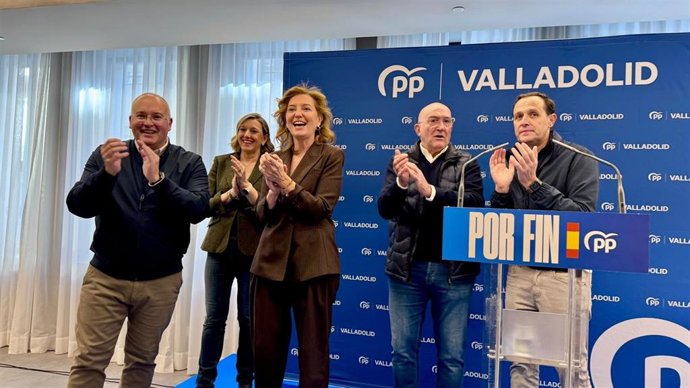 El secretario general del PP, Miguel Tellado; los candidatos a las elecciones generales por Valladolid María Pardo y Jesús Julio Carnero; el presidente del PP provincial, Conrado Íscar, y la vicepresidenta de la Junta, Isabel Blanco